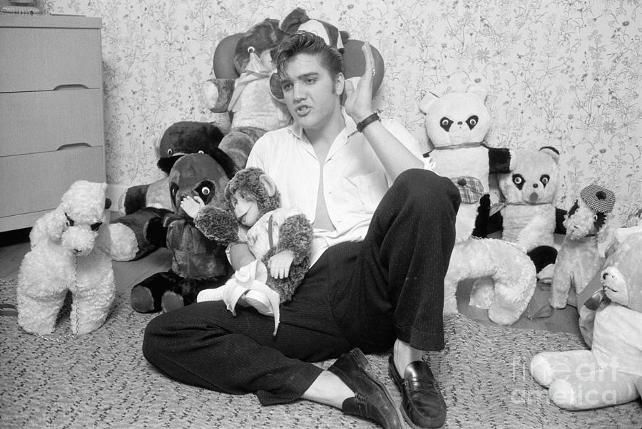 elvis-presley-at-home-with-teddy-bears-1956-phillip-harrington